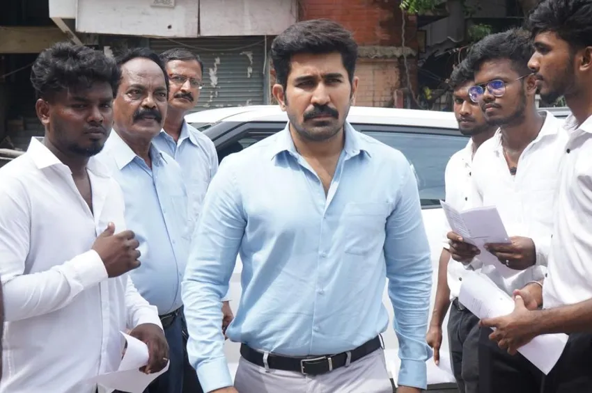 ‘சக்தித் திருமகன்’ படத்தின் முதல் நாள் வசூல் விவரம்.. எவ்வளவு தெரியுமா?