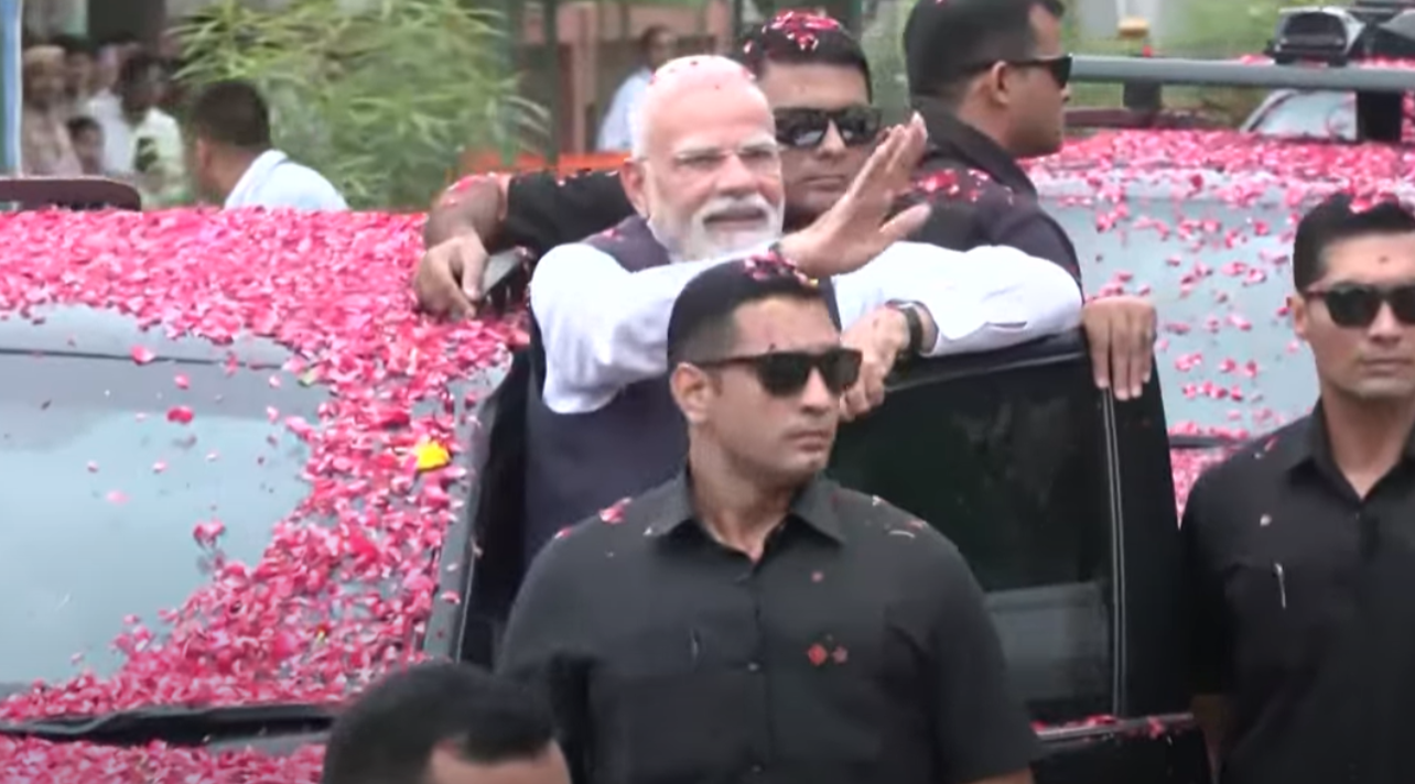  குஜராத்தில் பிரதமர் மோடி ரோடு ஷோ – பூக்களை தூவி உற்சாக வரவேற்பு