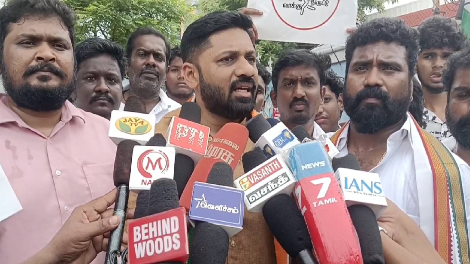 வாக்குத் திருட்டைக் கண்டித்து இளைஞர் காங்கிரஸ் நூதனப் போராட்டம்: பேருந்துகளில் ஸ்டிக்கர் ஒட்டி விழிப்புணர்வு!