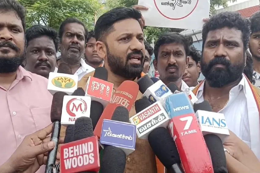 வாக்குத் திருட்டைக் கண்டித்து இளைஞர் காங்கிரஸ் நூதனப் போராட்டம்: பேருந்துகளில் ஸ்டிக்கர் ஒட்டி விழிப்புணர்வு!