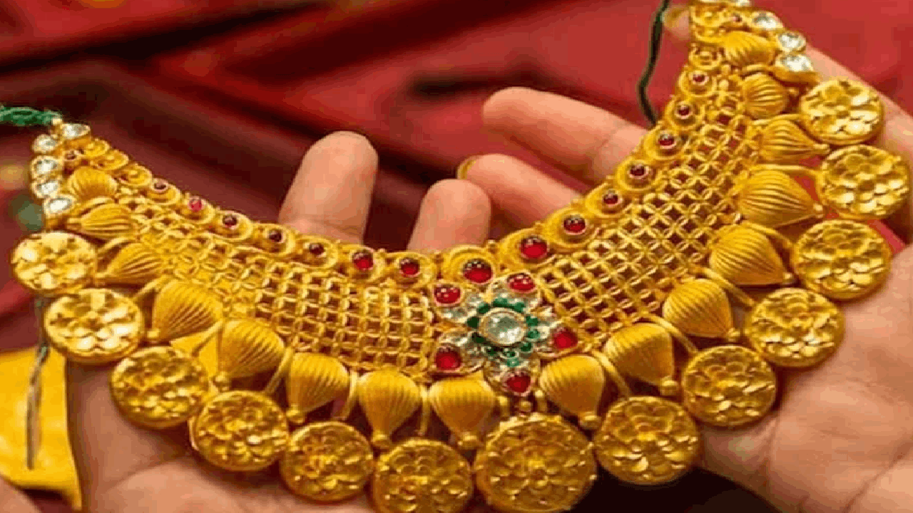 தங்கத்தின் விலை புதிய உச்சம்: ஒரே நாளில் ரூ.560 உயர்ந்து ஒரு சவரன் ரூ.82,880-க்கு விற்பனை!
