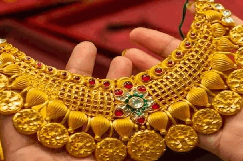 தங்கத்தின் விலை புதிய உச்சம்: ஒரே நாளில் ரூ.560 உயர்ந்து ஒரு சவரன் ரூ.82,880-க்கு விற்பனை!