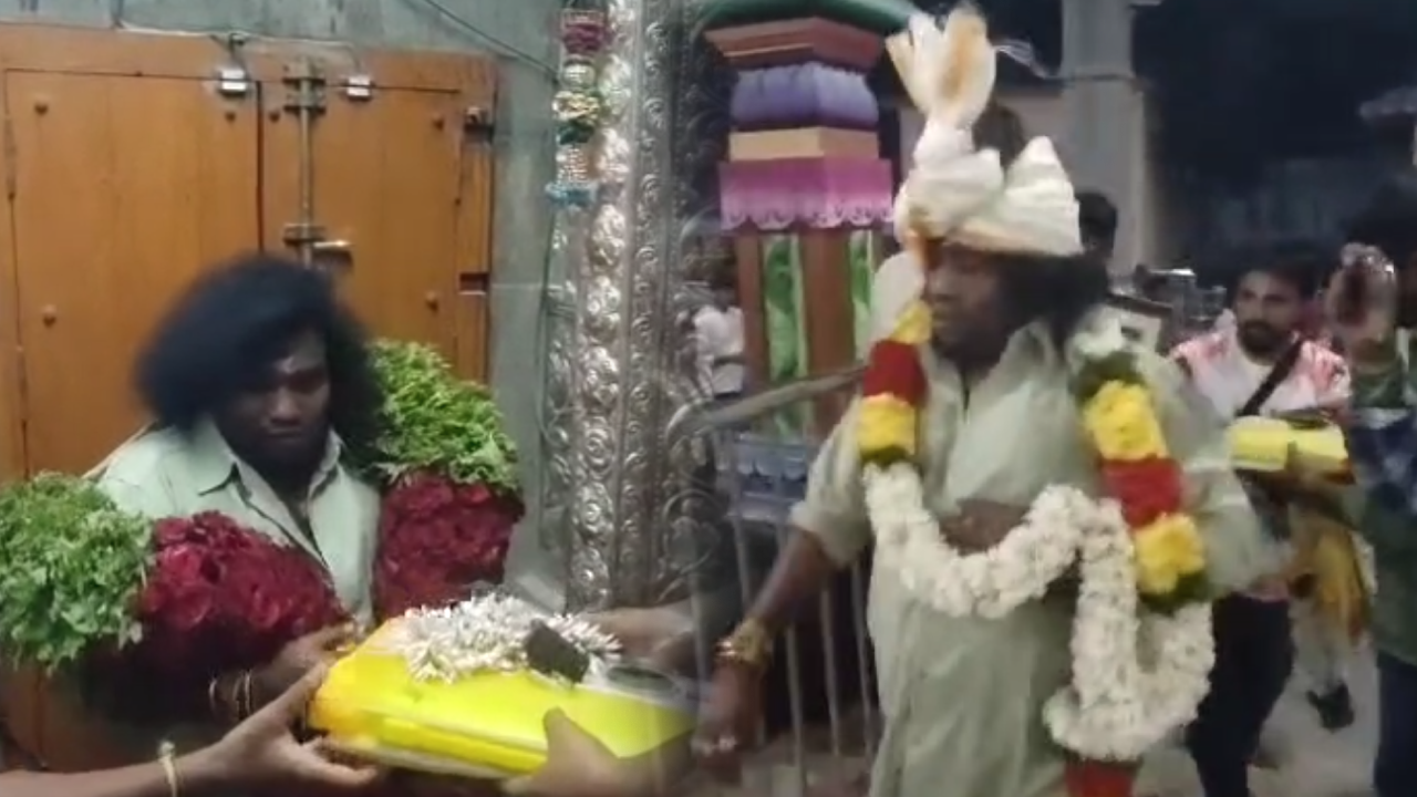   மருதமலை கோவிலில் நடிகர் யோகிபாபு சாமி தரிசனம்