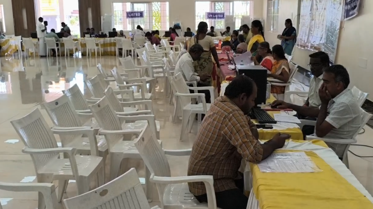 கரூரில் ‘உங்களுடன் ஸ்டாலின்’ முகாமில் ஆர்வம் காட்டாத பொதுமக்கள்- வெறிச்சொடி காணப்பட்ட இருக்கைகள்