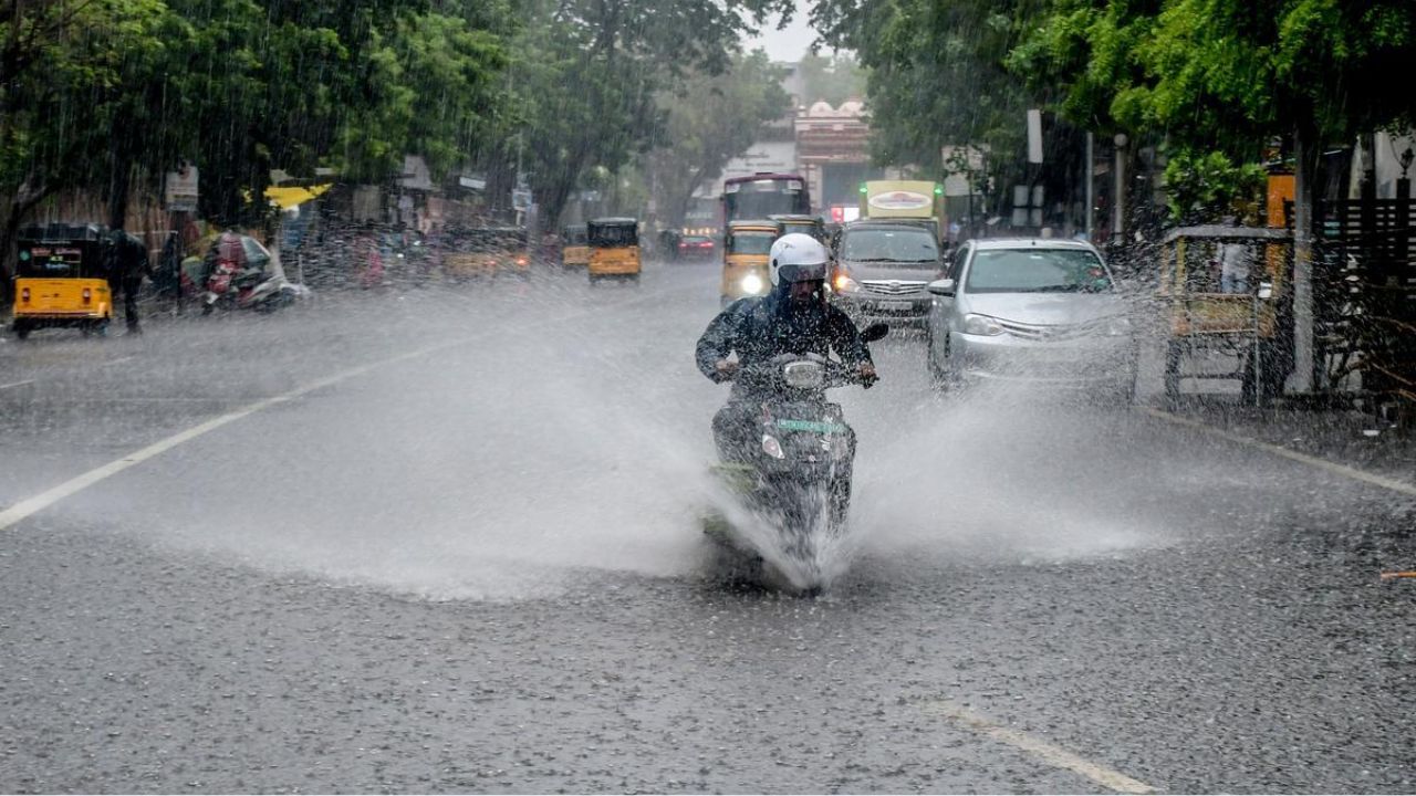 Heavy Rain: தமிழகத்தில் இன்று 4 மாவட்டங்களில் கனமழை பெய்யக்கூடும்!