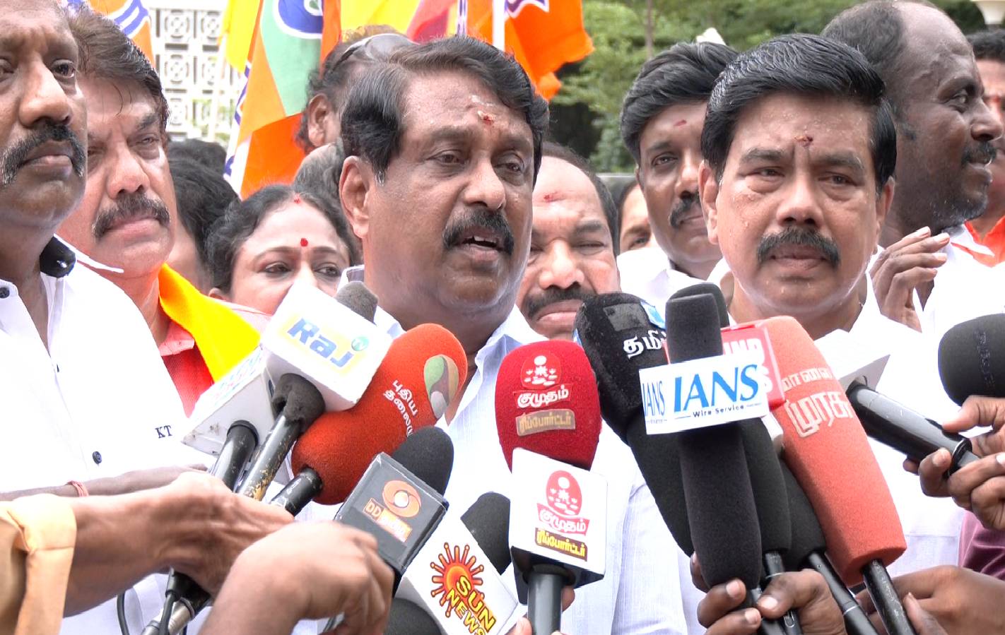 விஜய் எங்கள் பிடியில் எப்படி இருக்க முடியும்? - கரூர் விபத்து குறித்து நயினார் நாகேந்திரன் சரமாரி கேள்வி!