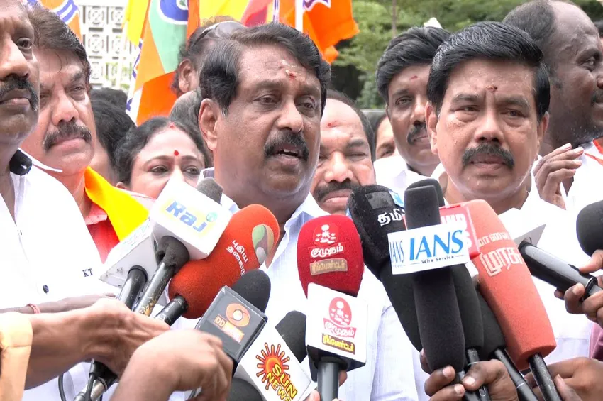 விஜய் எங்கள் பிடியில் எப்படி இருக்க முடியும்? - கரூர் விபத்து குறித்து நயினார் நாகேந்திரன் சரமாரி கேள்வி!