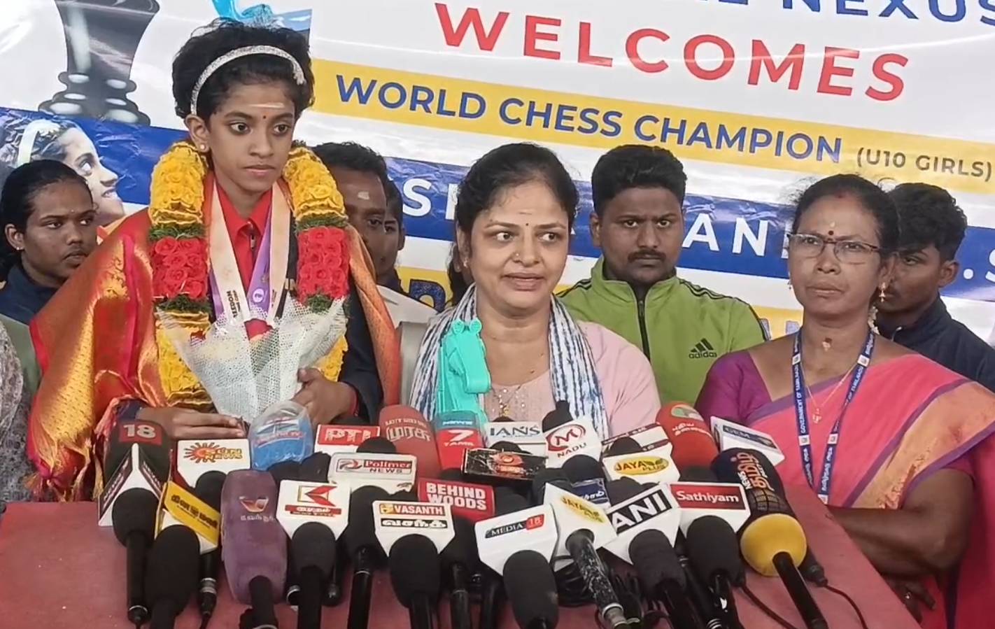கஜகஸ்தானில் சாம்பியன் பட்டம்.. உலக செஸ் சாம்பியன் ஷர்வானிகாவுக்கு பிரம்மாண்ட வரவேற்பு!