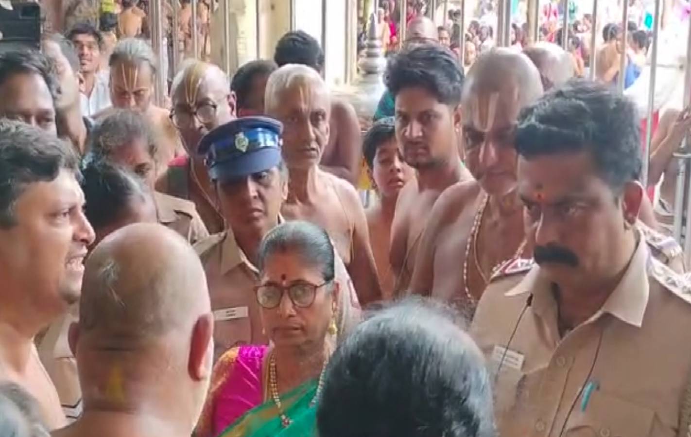 காஞ்சிபுரம் வரதராஜர் கோவில் தகராறு: வடகலை பிரிவினரை கோவில் E.O. தாக்கியதாகப் புகார்!