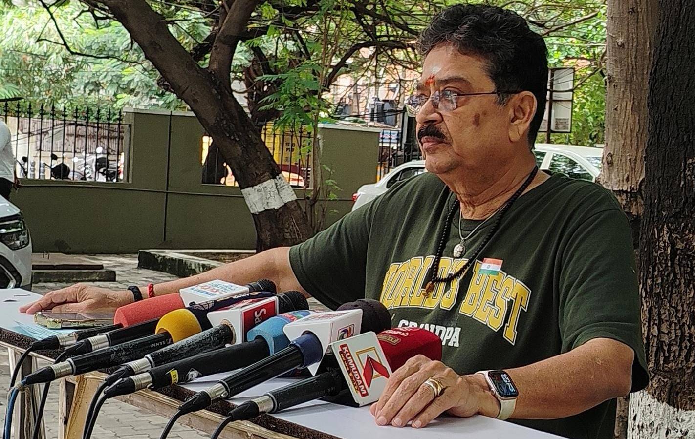 கரூர் உயிரிழப்புக்கு விஜய்யே பொறுப்பு; அவர் ரஜினிகாந்த் போல அரசியலில் இருந்து பின்வாங்கி விடுவார் - எஸ்.வி.சேகர் குற்றச்சாட்டு!