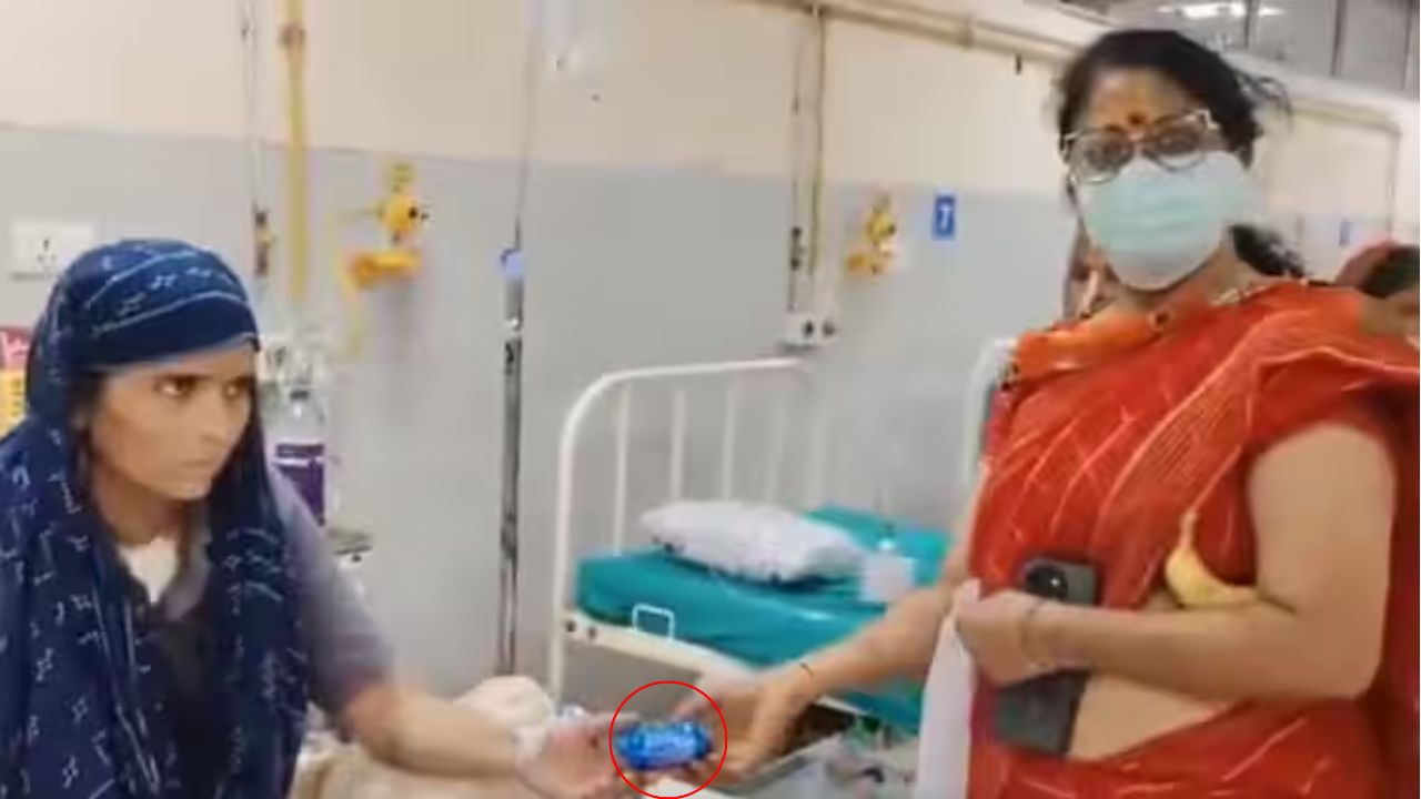 Viral Video: போட்டோ எடுத்தவுடன் கொடுத்த பிஸ்கட்டை பறித்த பாஜக பெண் தொண்டர்!