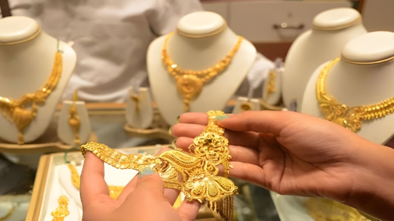 வாடிக்கையாளர்கள் அதிர்ச்சி: ரூ.11 ஆயிரத்தை கடந்த ஒரு கிராம் தங்கம்!