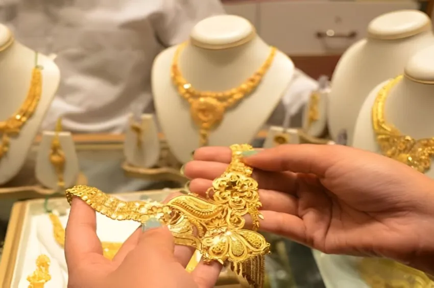 வாடிக்கையாளர்கள் அதிர்ச்சி: ரூ.11 ஆயிரத்தை கடந்த ஒரு கிராம் தங்கம்!