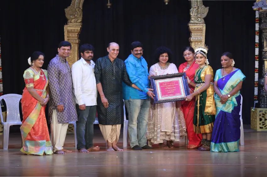 தி மியூசிக் அகாடமி விழா.. இளம் பரதக் கலைஞர் மிருதிகாவுக்கு 'நிருத்ய மயூரி' விருது!