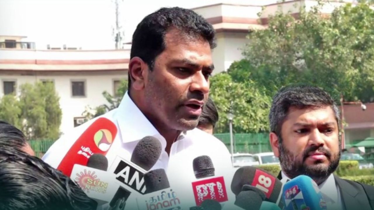 கரூர் கூட்ட நெரிசல் சம்பவம்: தவெகவை முடக்க திமுக முயற்சி- ஆதவ் அர்ஜுனா குற்றச்சாட்டு!
