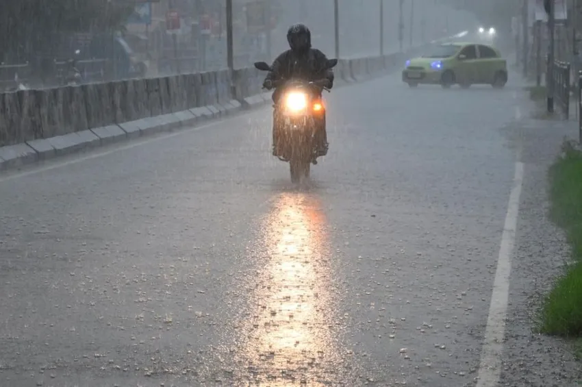தமிழகத்தில் 7 மாவட்டங்களுக்கு ஆரஞ்ச் அலர்ட்.. 17 மாவட்டங்களுக்கு கனமழை எச்சரிக்கை!
