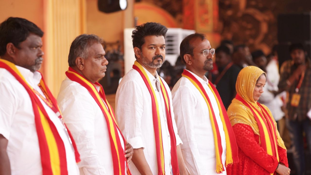 2026 தேர்தலுக்குத் தயாராகும் விஜய்.. தவெக சார்பில் சின்னம் கேட்டு விண்ணப்பிக்கத் திட்டம்!