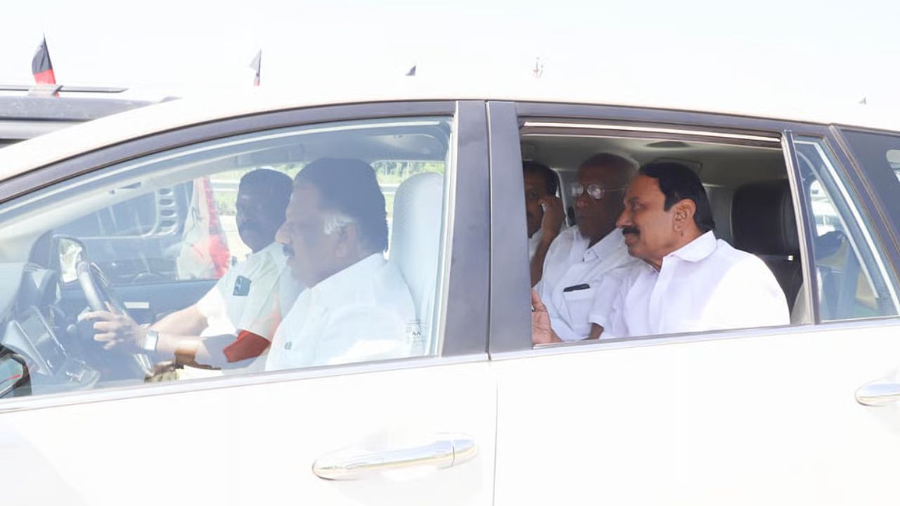 அதிமுக அரசியலில் பரபரப்பு: ஓபிஎஸ்-ஸுடன் ஒரே காரில் செங்கோட்டையன் பயணம்!