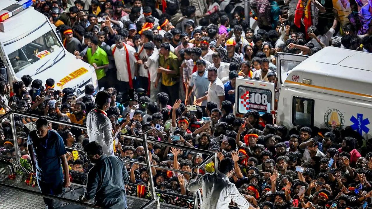 கரூர் கூட்ட நெரிசல் வழக்கு: 8 பேர் சிபிஐ விசாரணைக்கு ஆஜர்!