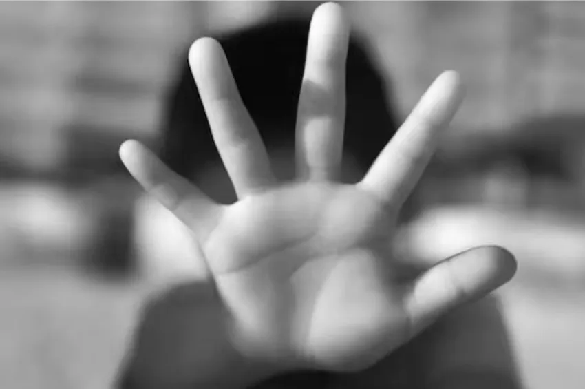 பட்டியலினச் சிறுவனைத் தாக்கி, பேன்ட்டுக்குள் தேளை வைத்த ஆசிரியர்கள்.. 3 பேர் மீது வழக்கு!