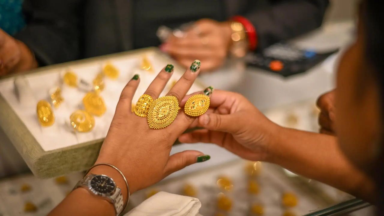 தங்கம் விலை ஒரே நாளில் இருமுறை உயர்வு.. வாடிக்கையாளர்கள் அதிர்ச்சி!