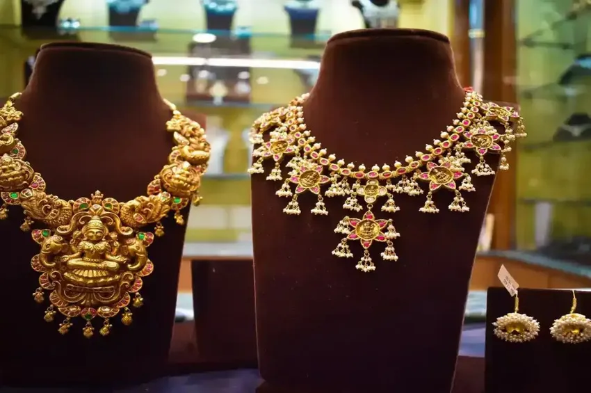 நகை பிரியர்களுக்கு ஷாக் நியூஸ்.. தங்கம் விலை அதிரடி உயர்வு!