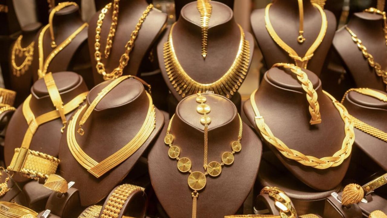 தங்கம் விலை அதிரடி உயர்வு.. நகை பிரியர்கள் அதிர்ச்சி!