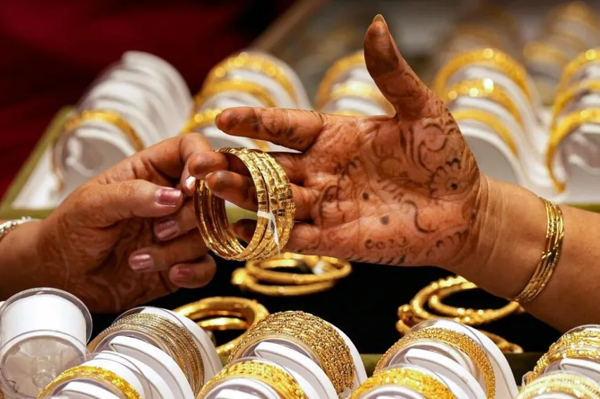 தங்கம் விலை கடும் சரிவு.. வாடிக்கையாளர்கள் மகிழ்ச்சி!