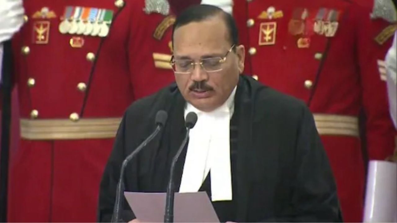 உச்சநீதிமன்றத்தின் 53வது தலைமை நீதிபதியாக சூர்ய காந்த் பதவியேற்பு!