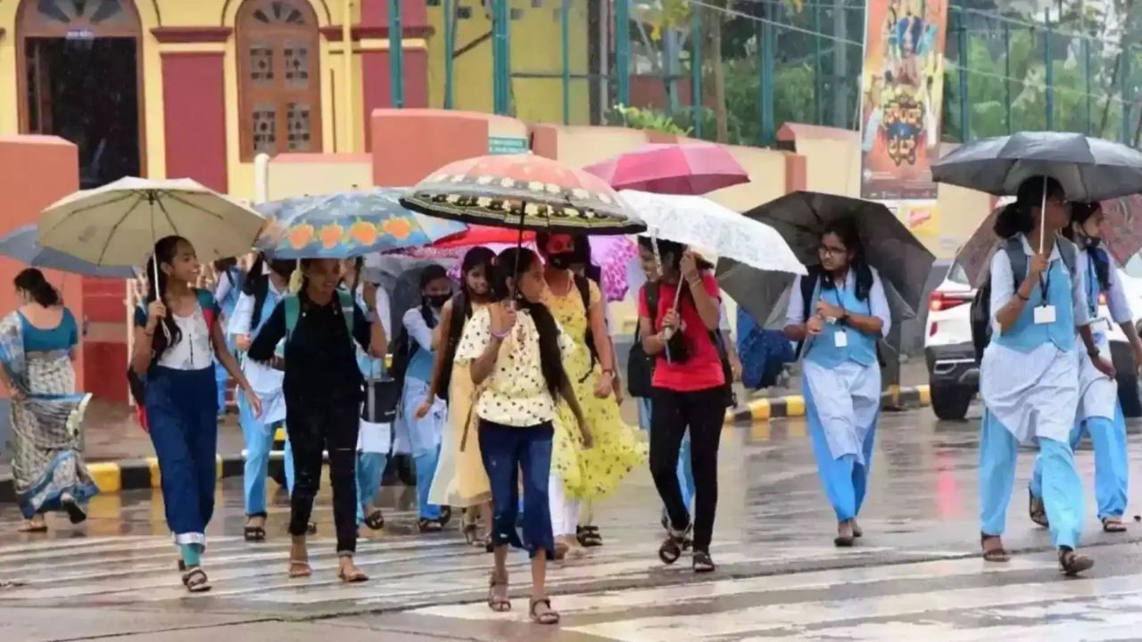 மாணவர்களுக்கு ஹாப்பி நியூஸ்.. நாளை 4 மாவட்டங்களில் பள்ளி, கல்லூரிகளுக்கு விடுமுறை!