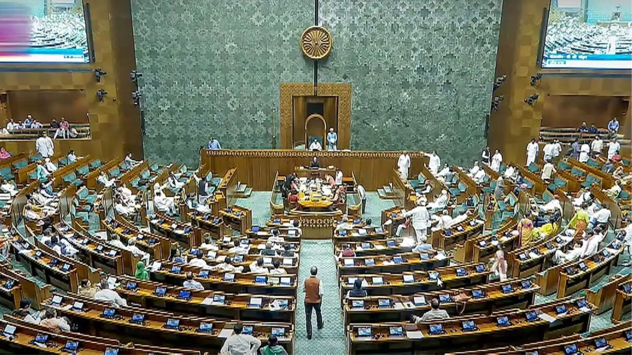 எஸ்ஐஆர் பணிகளுக்கு எதிர்ப்பு.. தொடங்கிய முதல் நாளே ஒத்திவைக்கப்பட்ட மக்களவை!