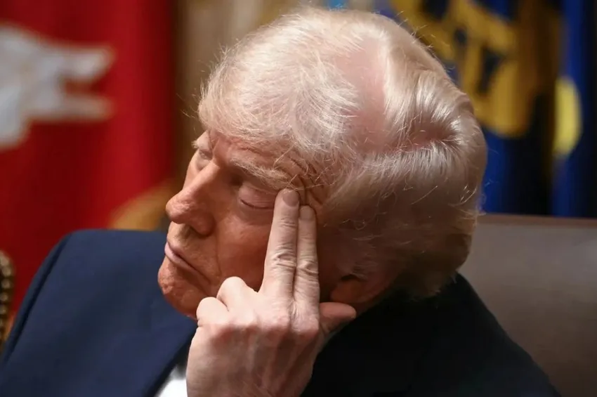 வைரல் வீடியோ: அமைச்சரவை கூட்டத்தில் தூங்கி வழிந்த அமெரிக்க அதிபர் டிரம்ப்!