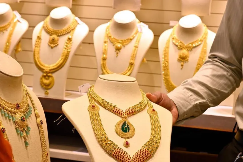 தங்கம் விலையில் மாற்றம் இல்லை.. வெள்ளி விலை குறைவு!