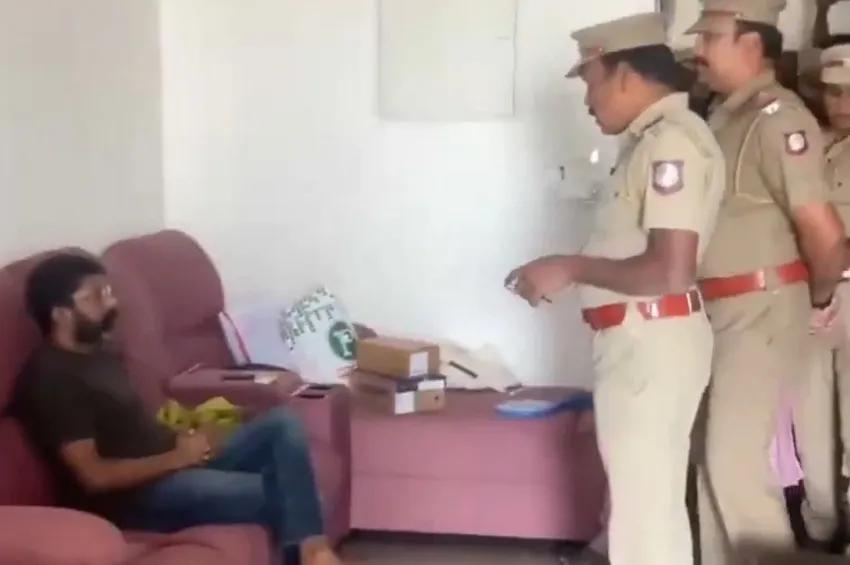 கதவை உடைத்து யூடியூபர் சவுக்கு சங்கரை கைது செய்த போலீசார்.. காரணம் என்ன? முழு தகவல்!