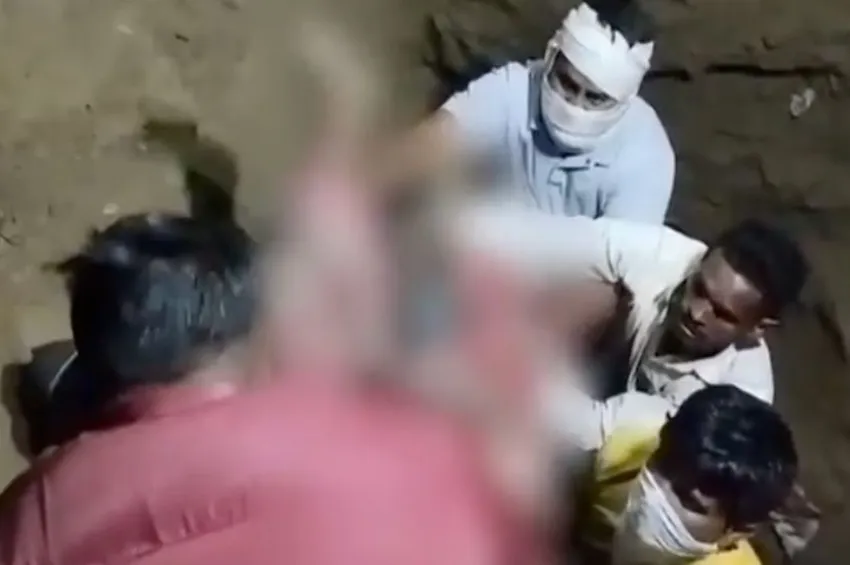 புர்கா அணியாததால் ஆத்திரம்: மனைவி மற்றும் 2 மகள்களைக் கொன்று வீட்டுக்குள் புதைத்த கணவன்!