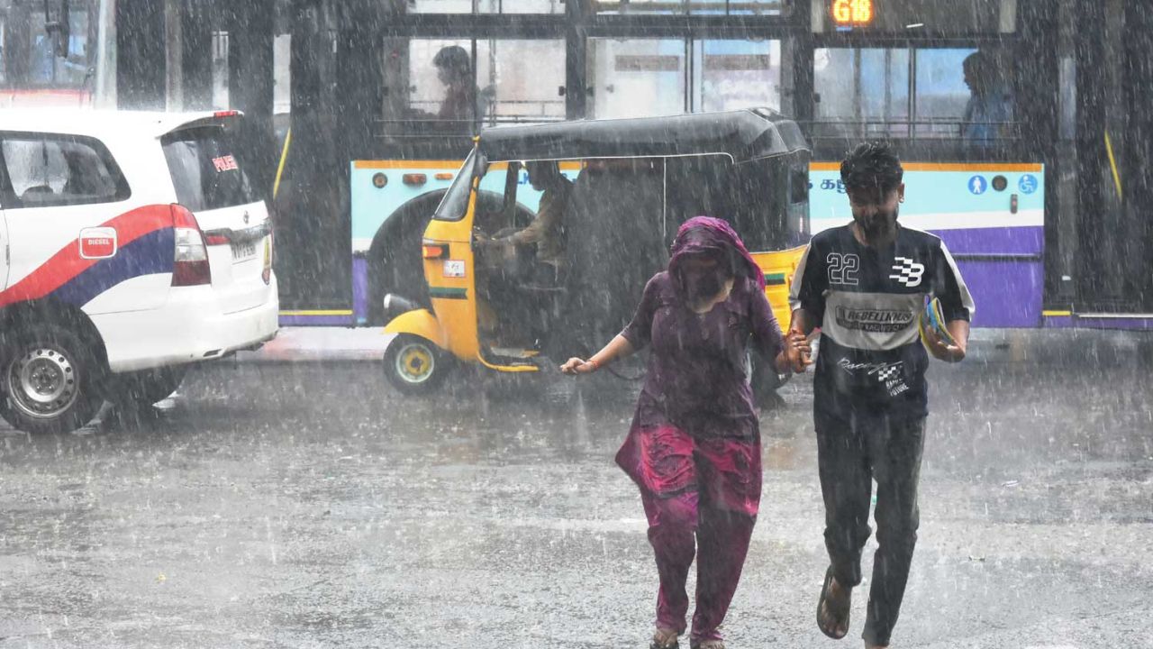 TN Weather: தென் தமிழகத்தில் நாளை மிதமான மழைக்கு வாய்ப்பு!