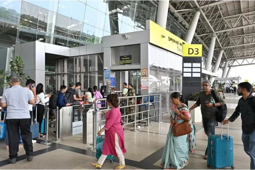 தொடர் விடுமுறை எதிரொலி: விற்றுத்தீர்ந்த டிக்கெட்டுகள்.. சென்னை விமான நிலையத்தில் பயணிகள் அவதி!