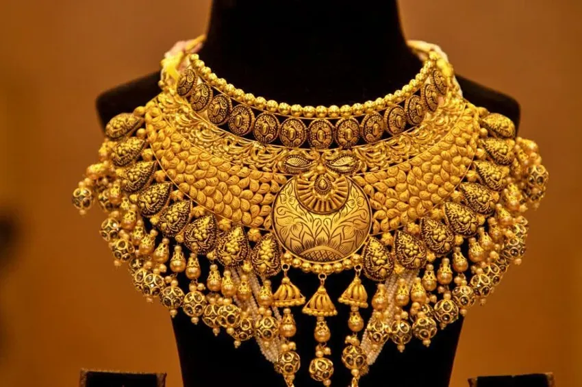 நகை பிரியர்களுக்கு ஷாக் நியூஸ்.. புதிய உச்சத்தை எட்டிய தங்கம், வெள்ளி விலை!