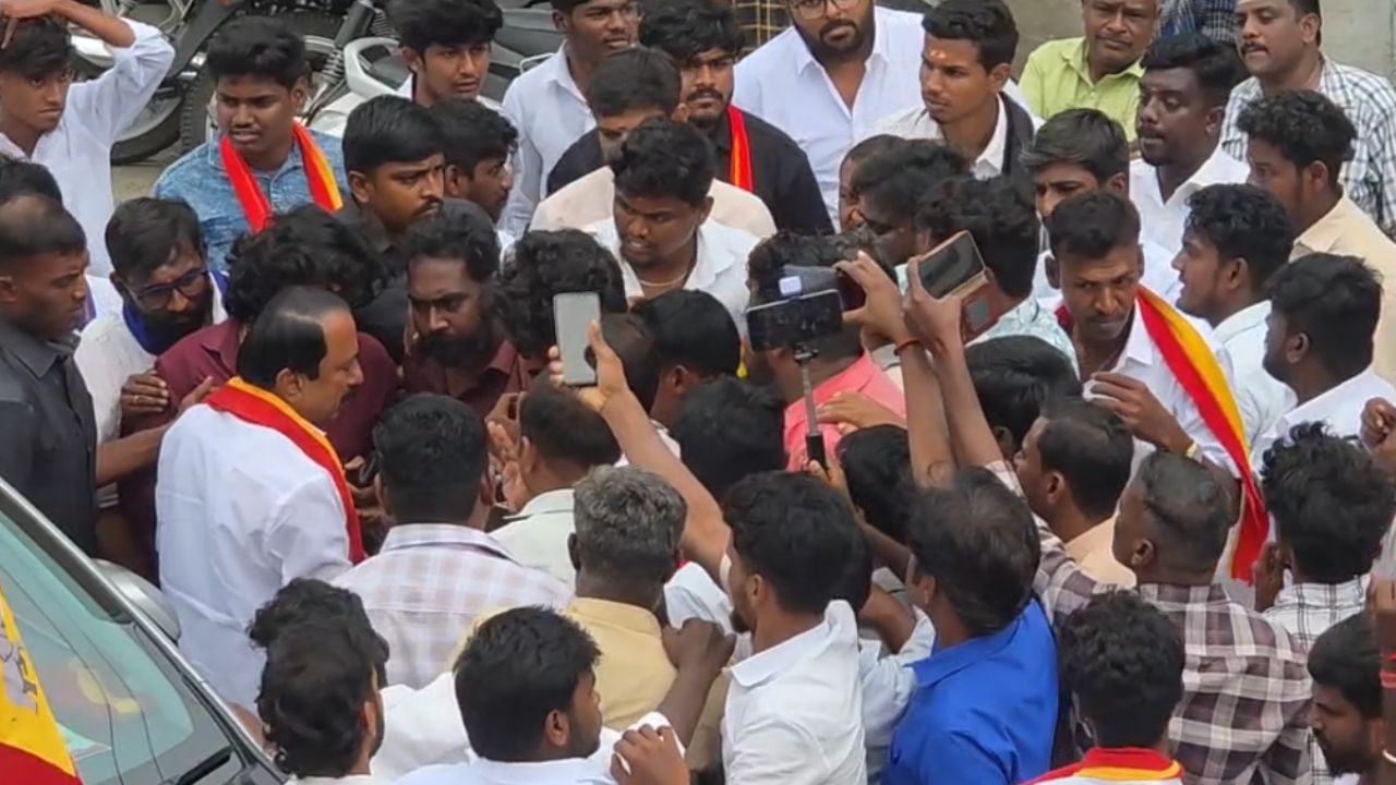 தவெகவில் வெடித்த உட்கட்சி பூசல்.. செங்கோட்டையனிடம் அதிருப்தியாளர்கள் வாக்குவாதம்!