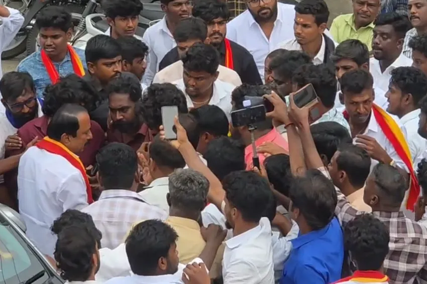 தவெகவில் வெடித்த உட்கட்சி பூசல்.. செங்கோட்டையனிடம் அதிருப்தியாளர்கள் வாக்குவாதம்!