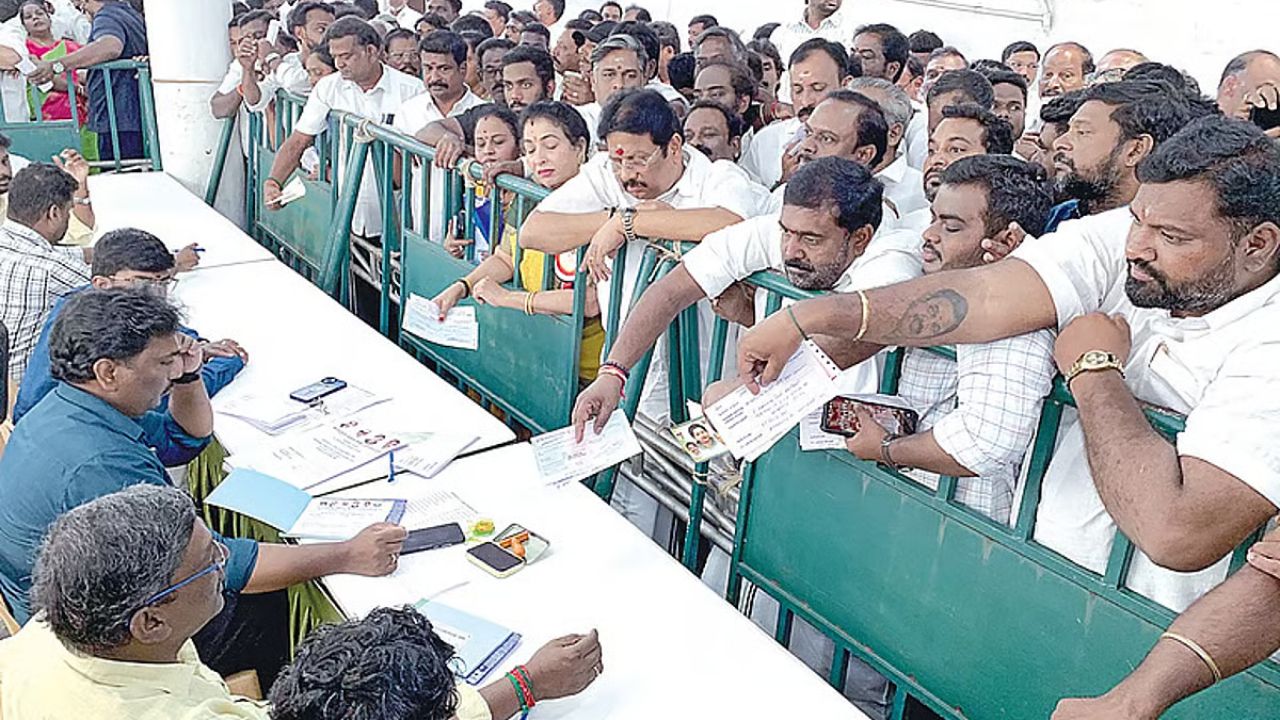 சட்டமன்றத் தேர்தல் 2026: அதிமுக சார்பில் போட்டியிட 10 ஆயிரத்துக்கும் மேற்பட்டோர் விருப்ப மனு!