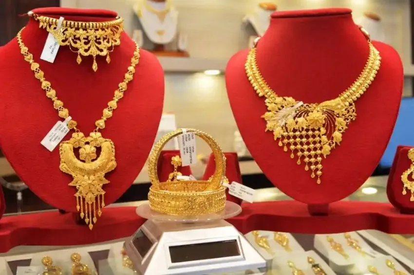 கணிசமாக குறைந்த தங்கம் விலை.. வாடிக்கையாளர்கள் மகிழ்ச்சி!