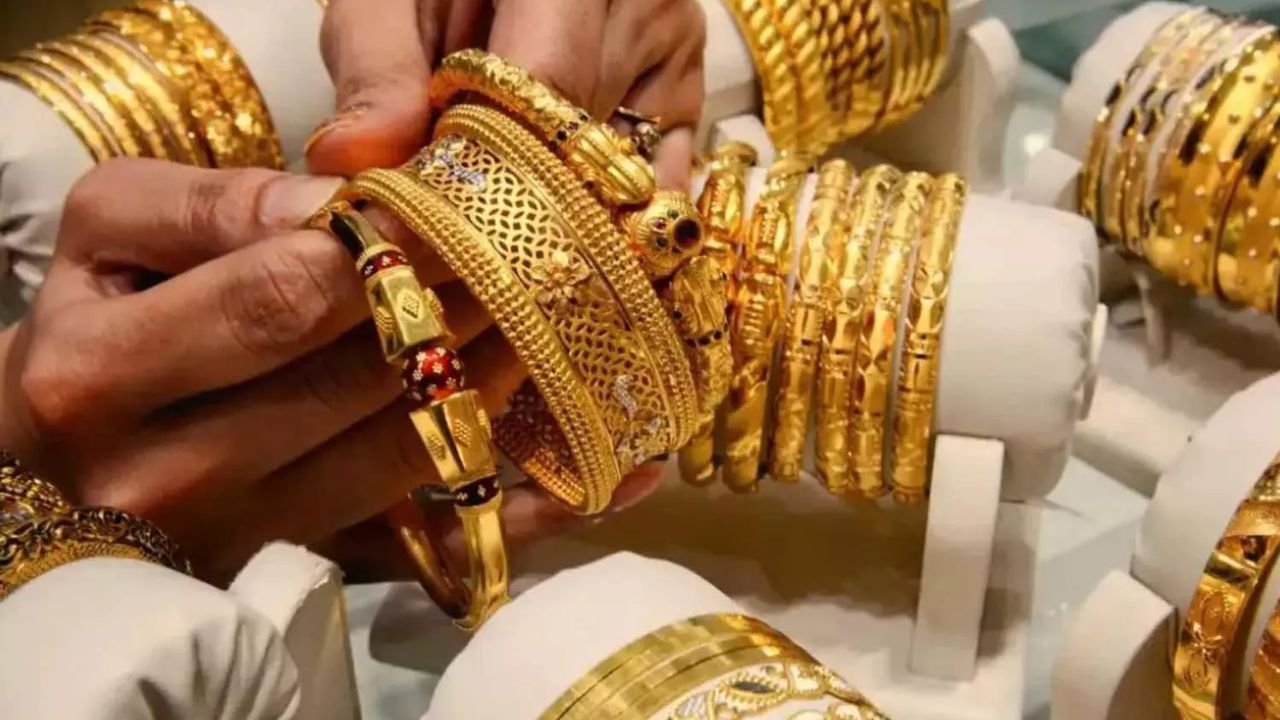 நகை பிரியர்களுக்கு ஷாக் நியூஸ்.. அதிரடியாக உயர்ந்த தங்கம், வெள்ளி விலை!