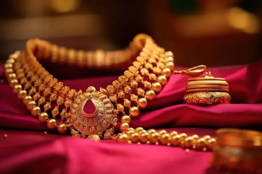 புதிய உச்சத்தை தொட்ட தங்கம் விலை.. நகை பிரியர்கள் அதிர்ச்சி!