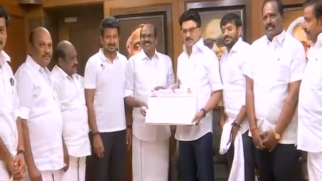 ஓபிஎஸ் 'கிளீன் போல்ட்'.. திமுகவில் இணைந்தார் வைத்திலிங்கம்!