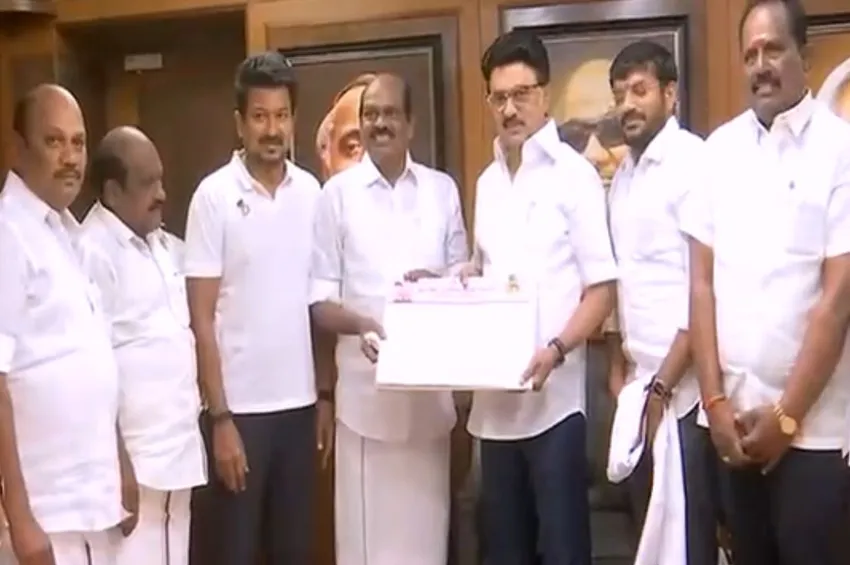 ஓபிஎஸ் 'கிளீன் போல்ட்'.. திமுகவில் இணைந்தார் வைத்திலிங்கம்!