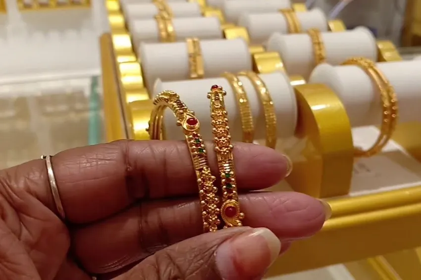 நகை பிரியர்களுக்கு ஷாக் நியூஸ்.. தங்கம் விலை சவரனுக்கு ரூ.2,800 உயர்வு!