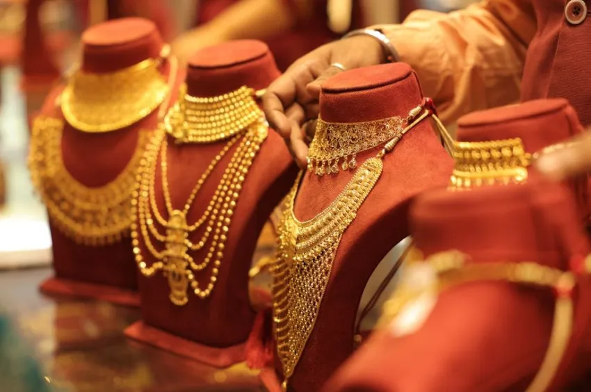 தங்கம் விலை புதிய உச்சம்: ஒரு கிராம் ரூ.15,000-ஐ கடந்தது!