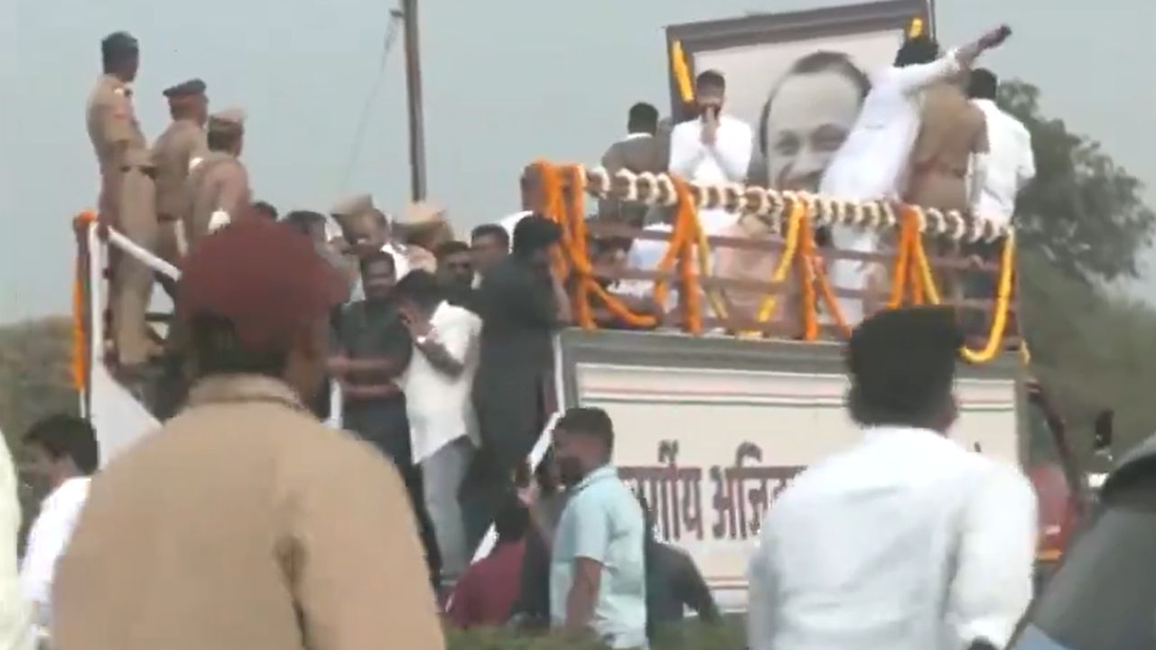 மகாராஷ்டிர துணை முதல்வர் அஜித் பவாரின் இறுதி ஊர்வலம்: மலர்தூவி மக்கள் பிரியாவிடை!