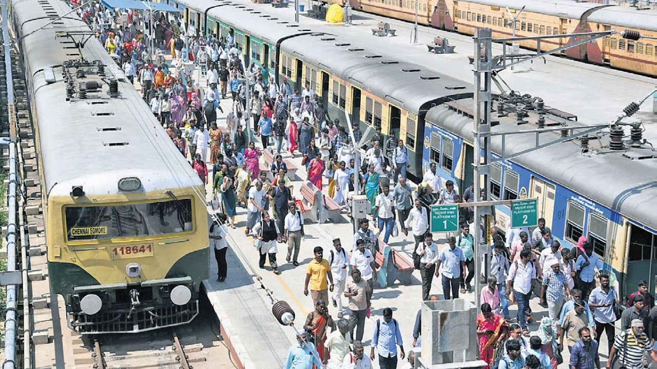 சென்னை புறநகர் ரயில் சேவைகள் எண்ணிக்கை குறைப்பு: பயணிகள் கடும் அவதி!